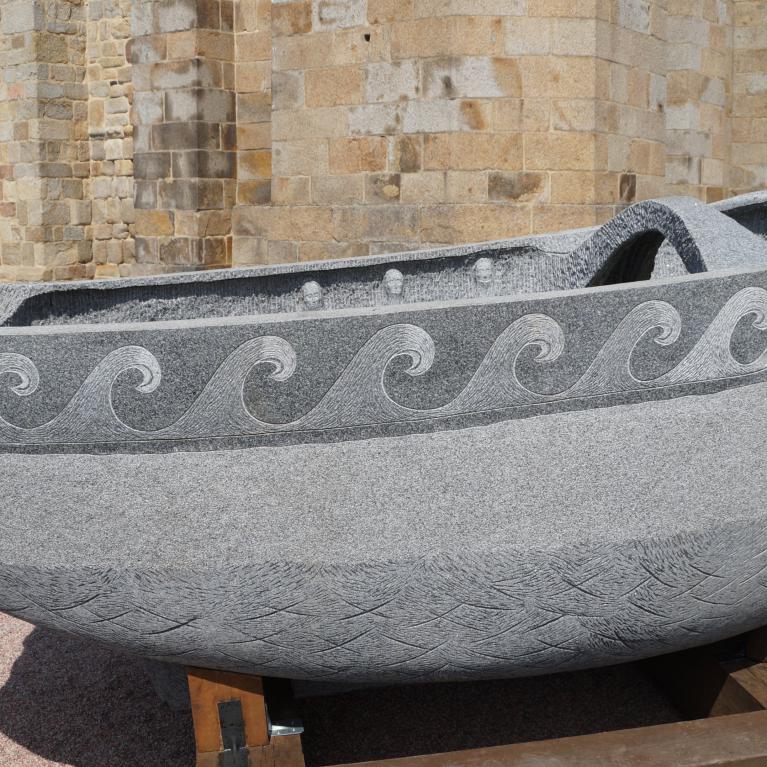 Barque en granit 