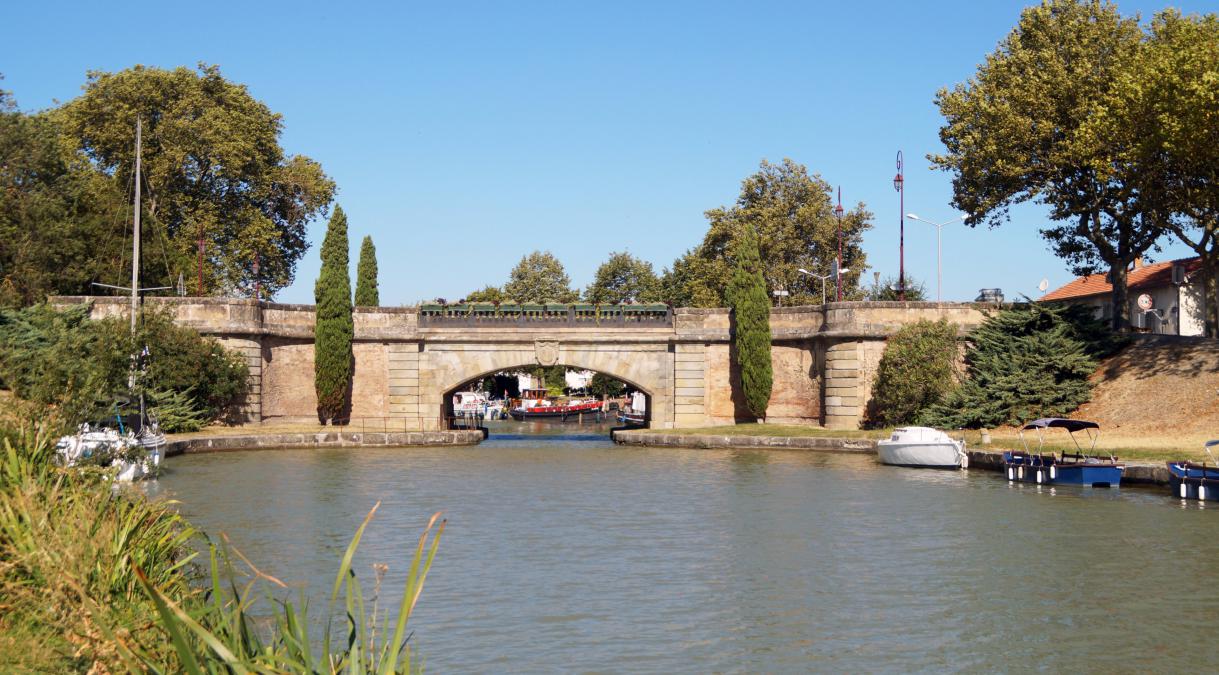 Pont sur le canal
