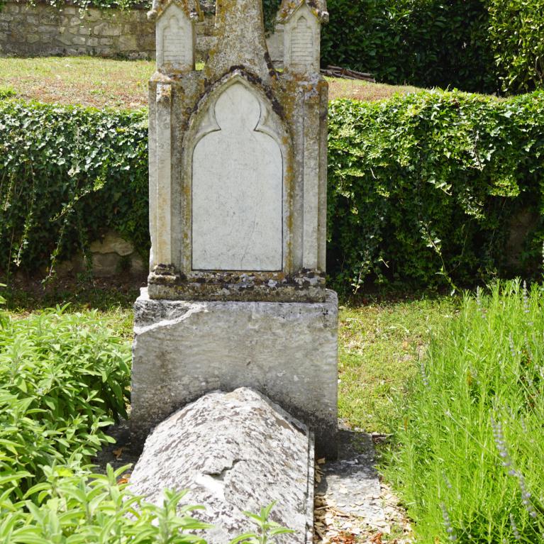Tombe du Curé de Guerbaville