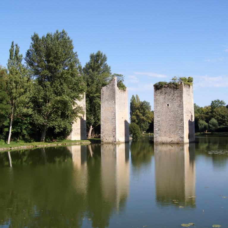 Pont-levis, ruines du château