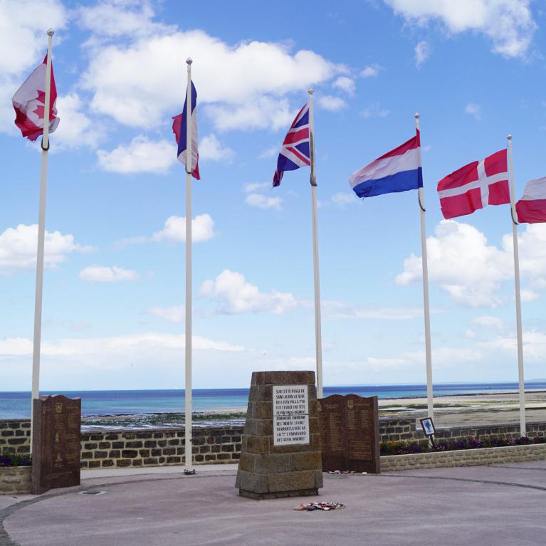Monument - Hommage au RI Canadien et au 48ème Commando des Royal Marines