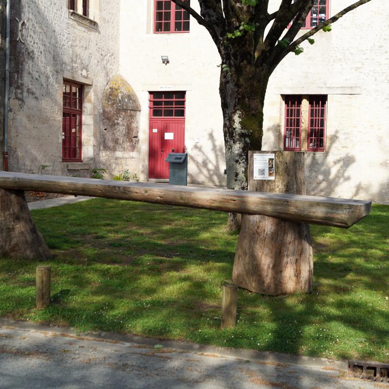 Statue Bar