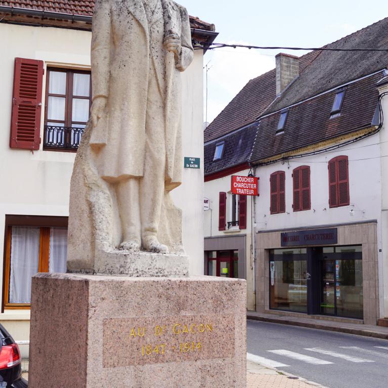 Monument au Dr Gacon